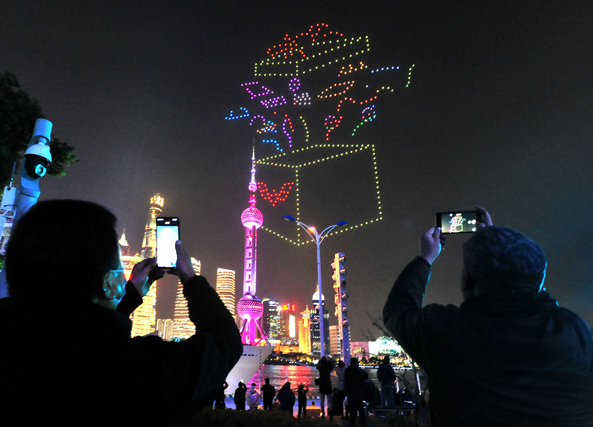 上海:无人机列阵点亮魔都夜空迎新年