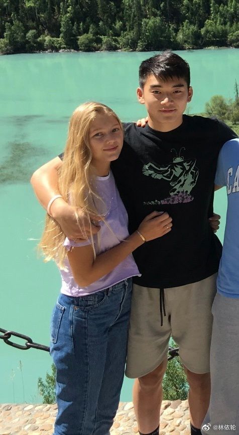 小儿子与外籍女友谈恋爱被批是早恋 林依轮回应