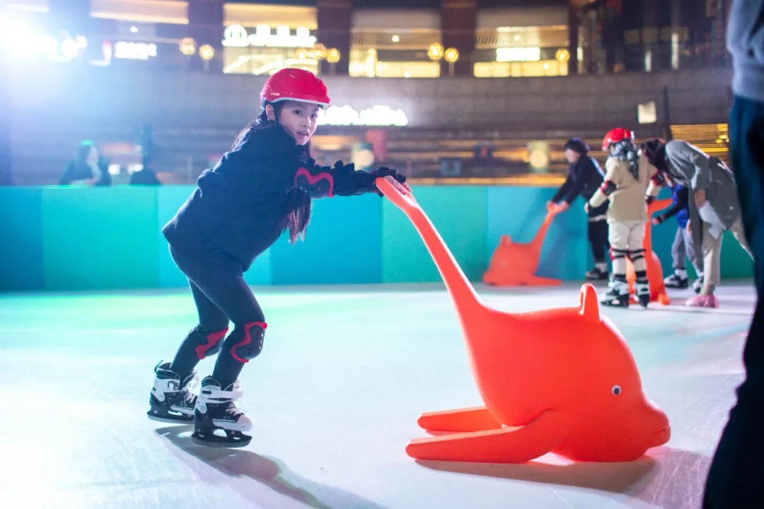 陆家嘴这里搭了个户外"滑冰场" 约吗?