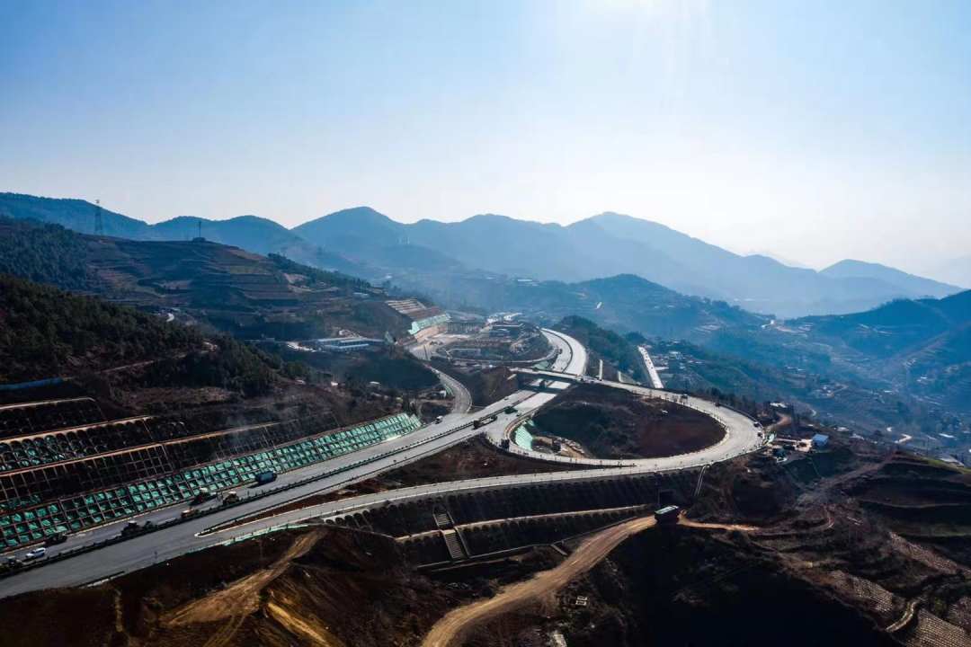 鲁甸地震震中龙头山通高速了 都香高速昭金段前40公里建成通车