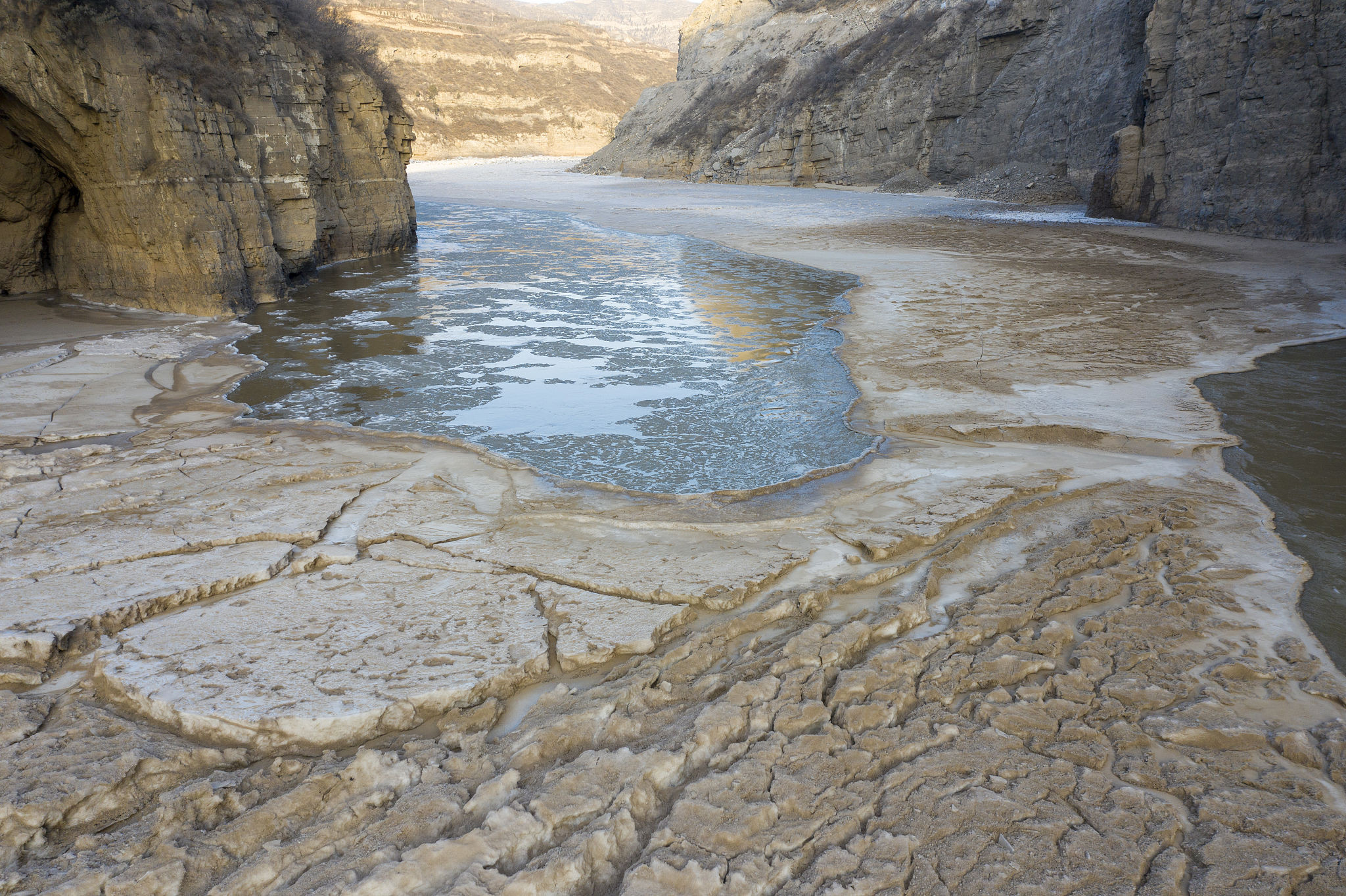 寒潮冰冻黄河 河津段现流凌奇观