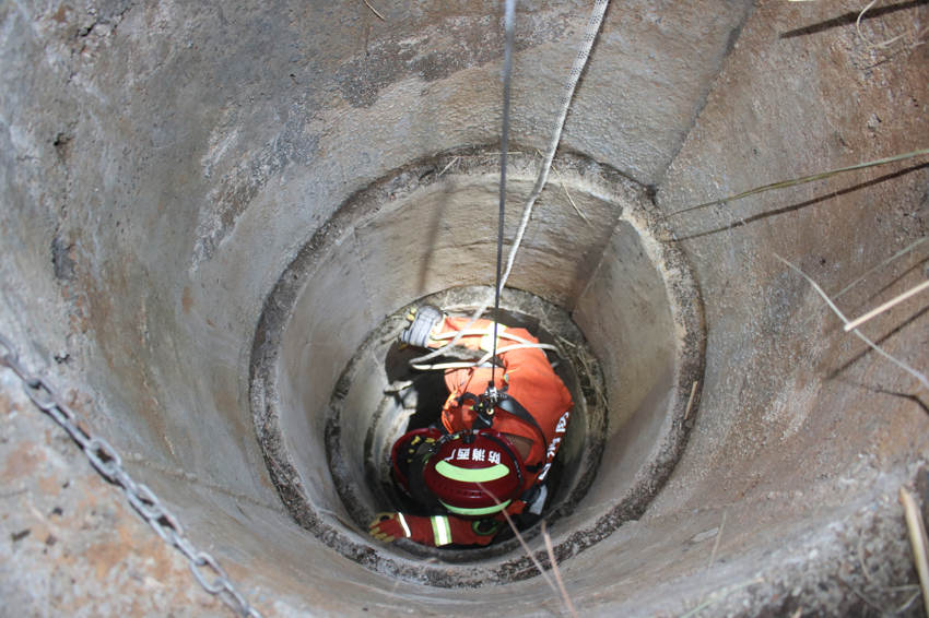 消防员下井救援.蓝克遥摄.jpg?x-oss-process=style/w10