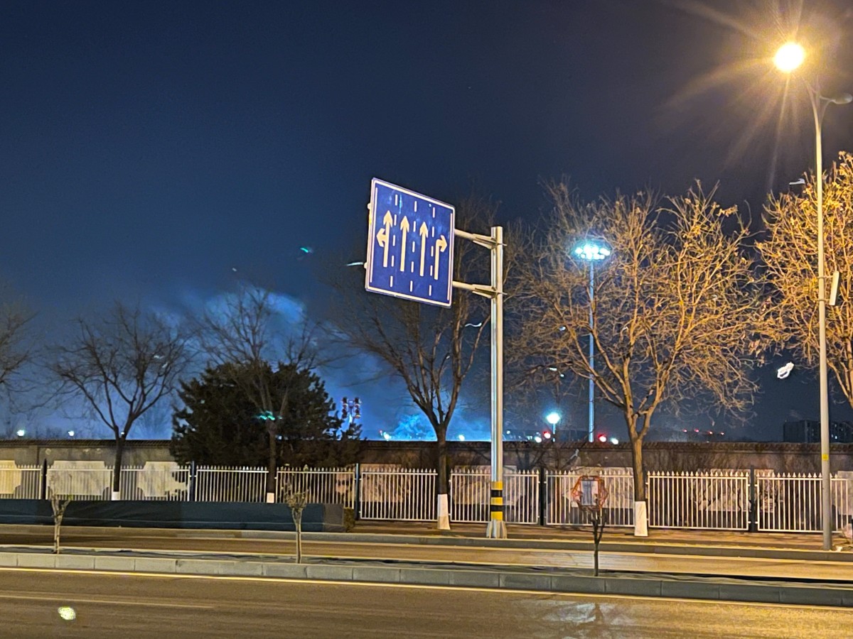 顺义石门市场南区发生火灾,多辆消防车现场扑救