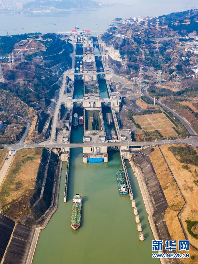 新华社发(郑家裕 摄)1月10日,船舶有序行驶在三峡五级船闸上游引航道