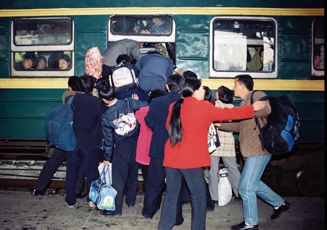 《民工潮系列》之一,1992年2月,重庆火车站,南下广东打工的农民工踊挤