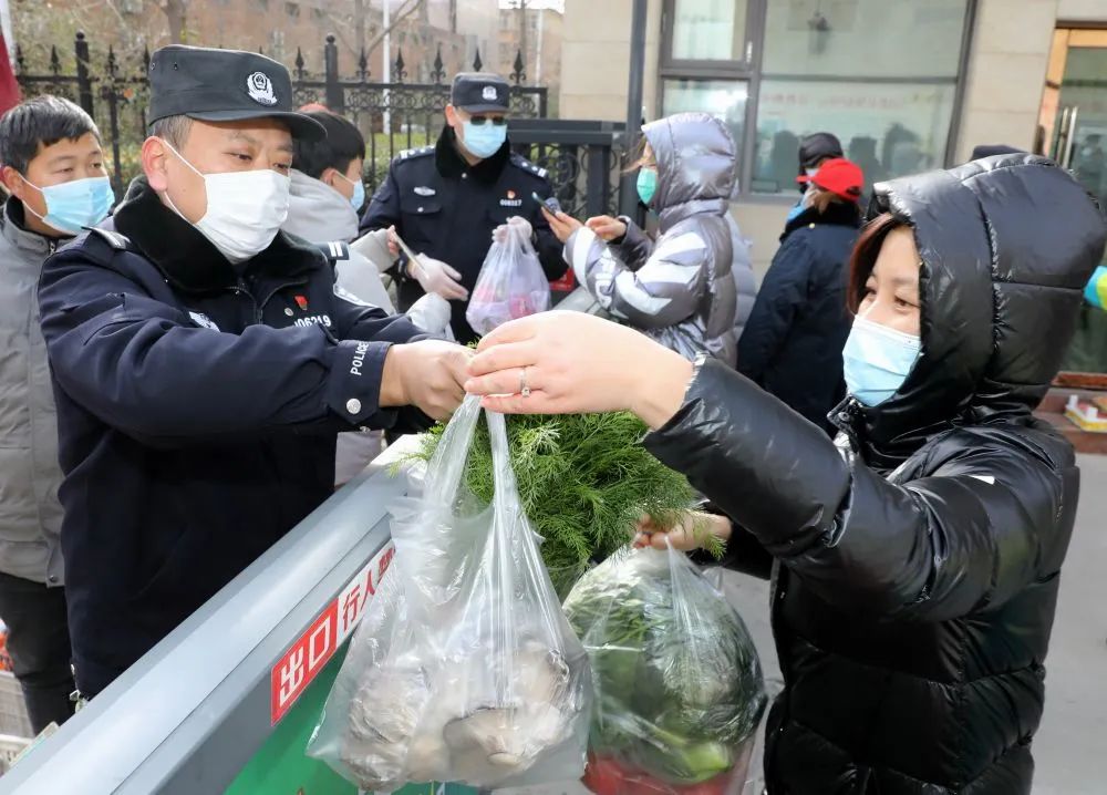 1月7日,石家庄市公安局交通管理局裕华东警务站民警在新元高速