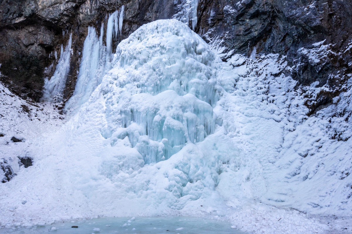 秦岭深处瀑布冰冻 百米冰瀑晶莹剔透美轮美奂