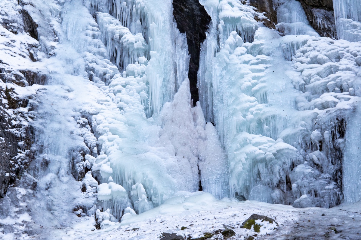 山中冰层中冰冻瀑布的照片 库存图片. 图片 包括有 冷静, 道路, 冰柱, 岩石, 冻结, 纹理, 冰冷 - 203762121