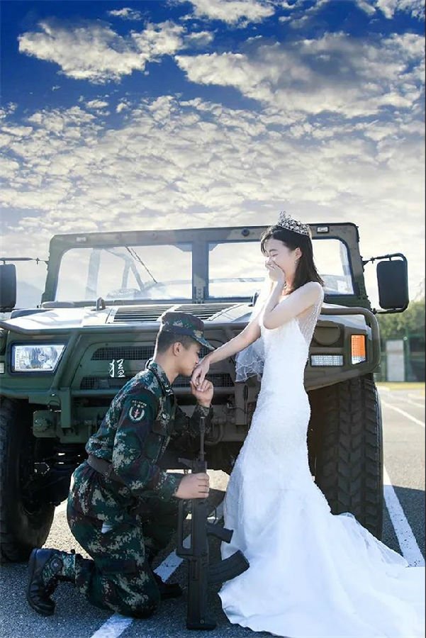东风快递战地婚纱照