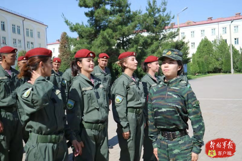 黄雅琼(右一)在乌兹别克斯坦共和国执教"扭腰送胯,靠腰部力量带动上体