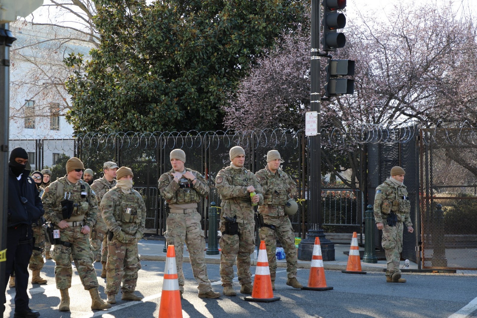 拜登就职典礼前一天,美国国会大厦安保堪比战地