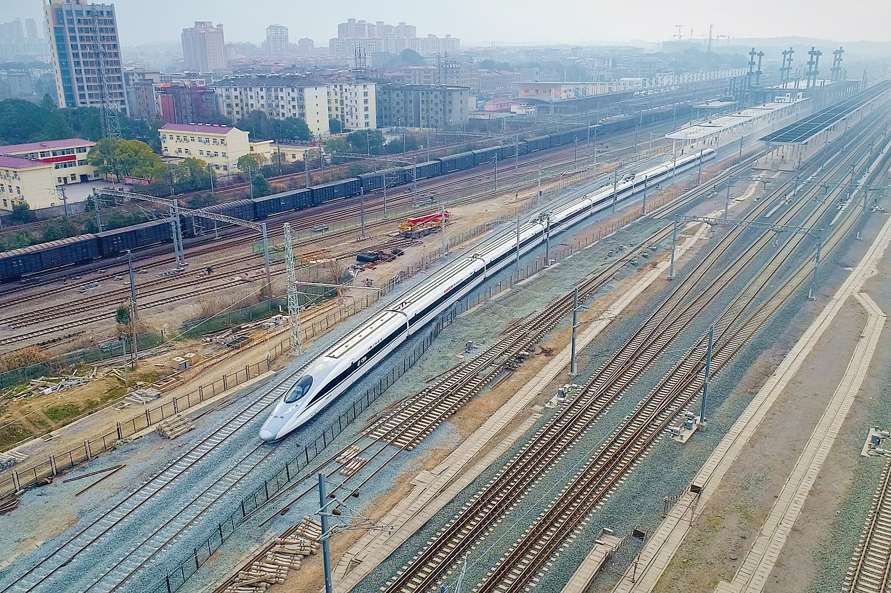 列车行驶在拨接完成的庐山站武九客专过便线.jpg?