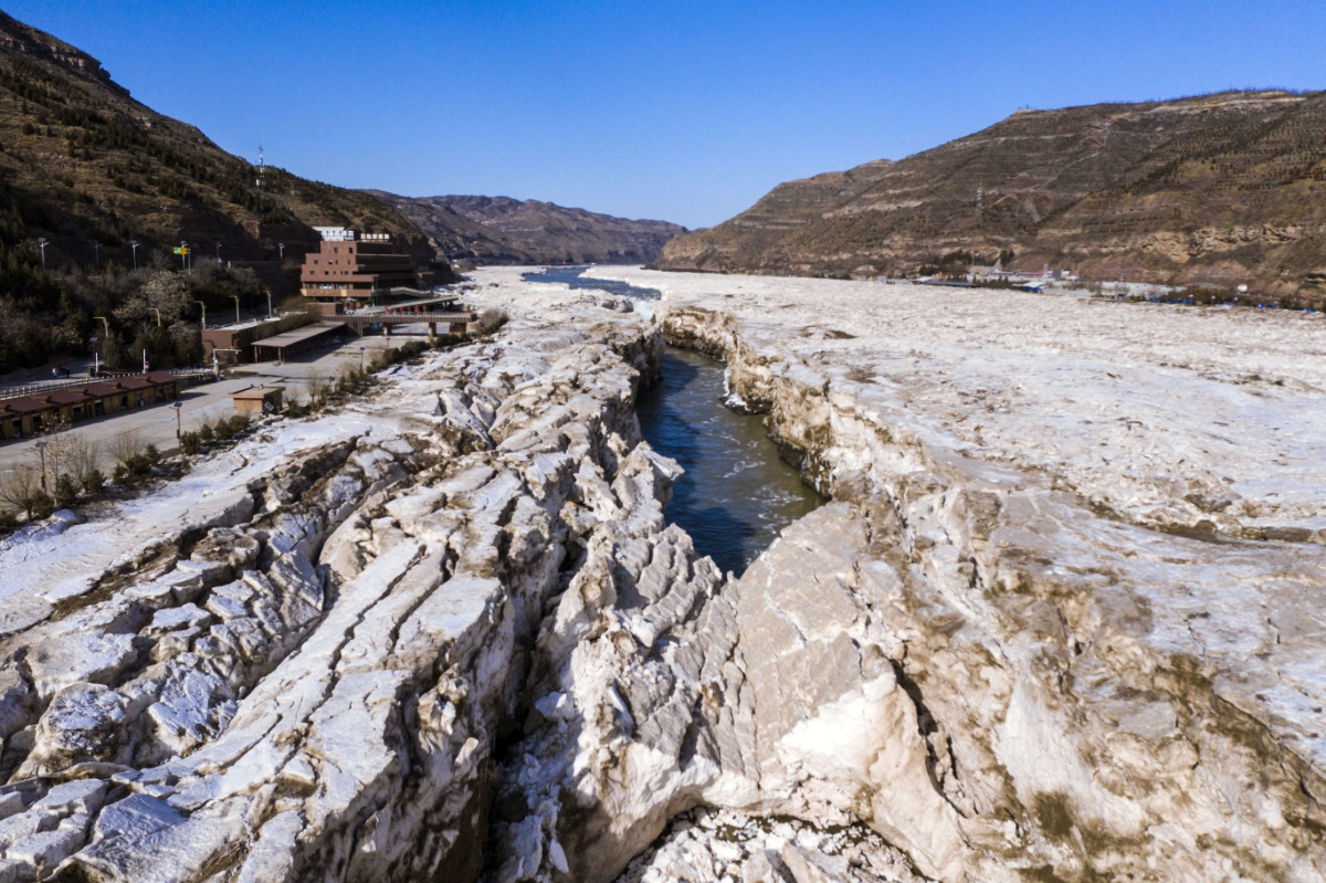 黄河壶口瀑布冰河解冻 冰水交融景观壮观至极