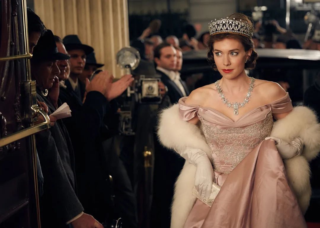 这不就是口碑英剧《王冠》里的玛格丽特公主嘛!