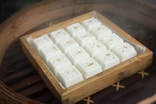 图片说明:有故事的方糕"莲湘糕"满是烟火气的灶头菜饭是这里的一绝.