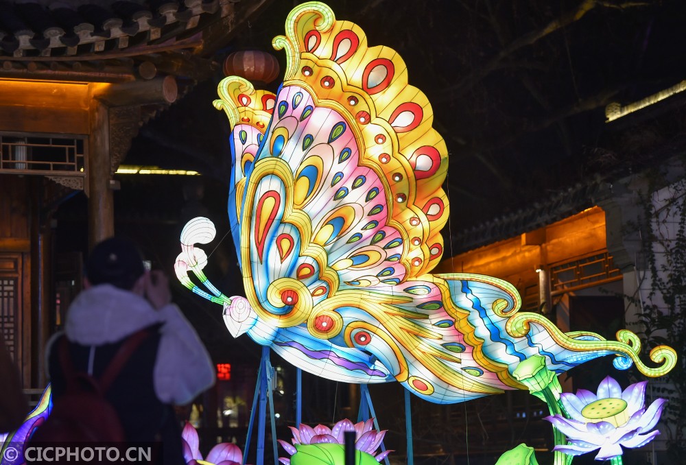 "云赏"秦淮灯会 夜看璀璨金陵