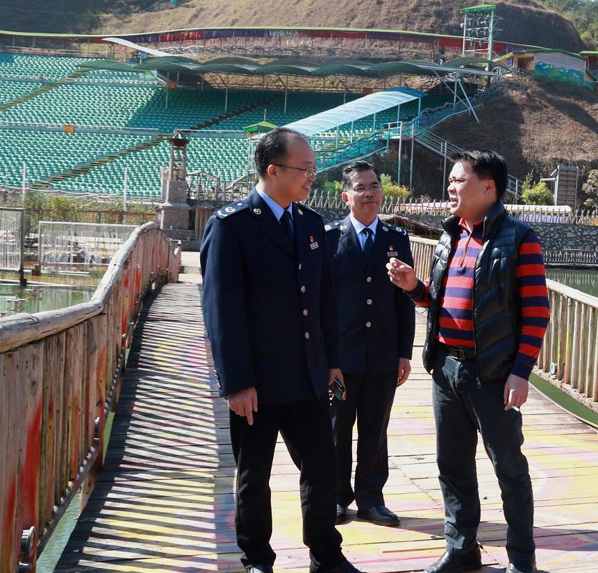 (杨永强 摄)在丰顺县裕丰食品有限公司,税企双方就农副食品加工,落实