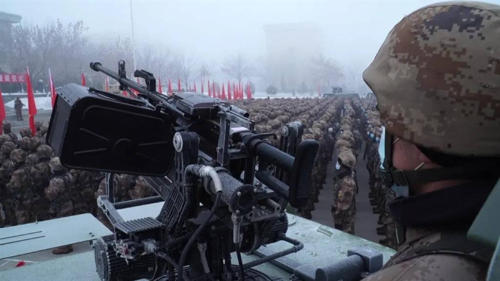 图片说明:装备授装现场 来源:央视军事