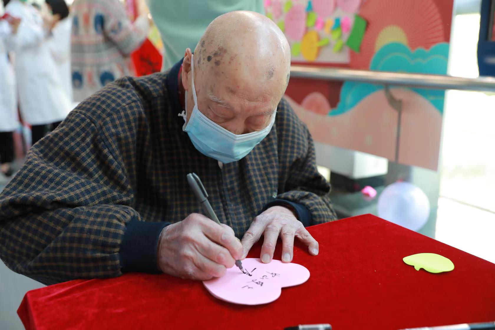 中山医院九成医护甘当"原年人",原地过年年味更浓