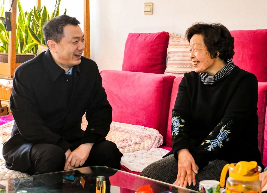 在老劳模朱明华家中,陈杰详细询问了朱明华的生活情况.