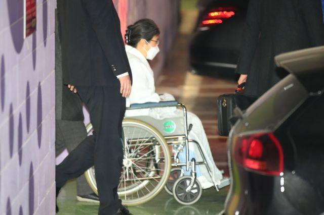 朴槿惠最新画面曝光:坐轮椅,戴眼镜口罩,身穿病号服