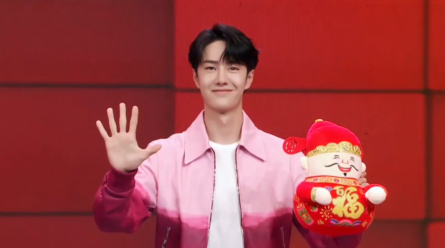 i舞台|春晚进行时来啦!来看王一博呆萌五连拍