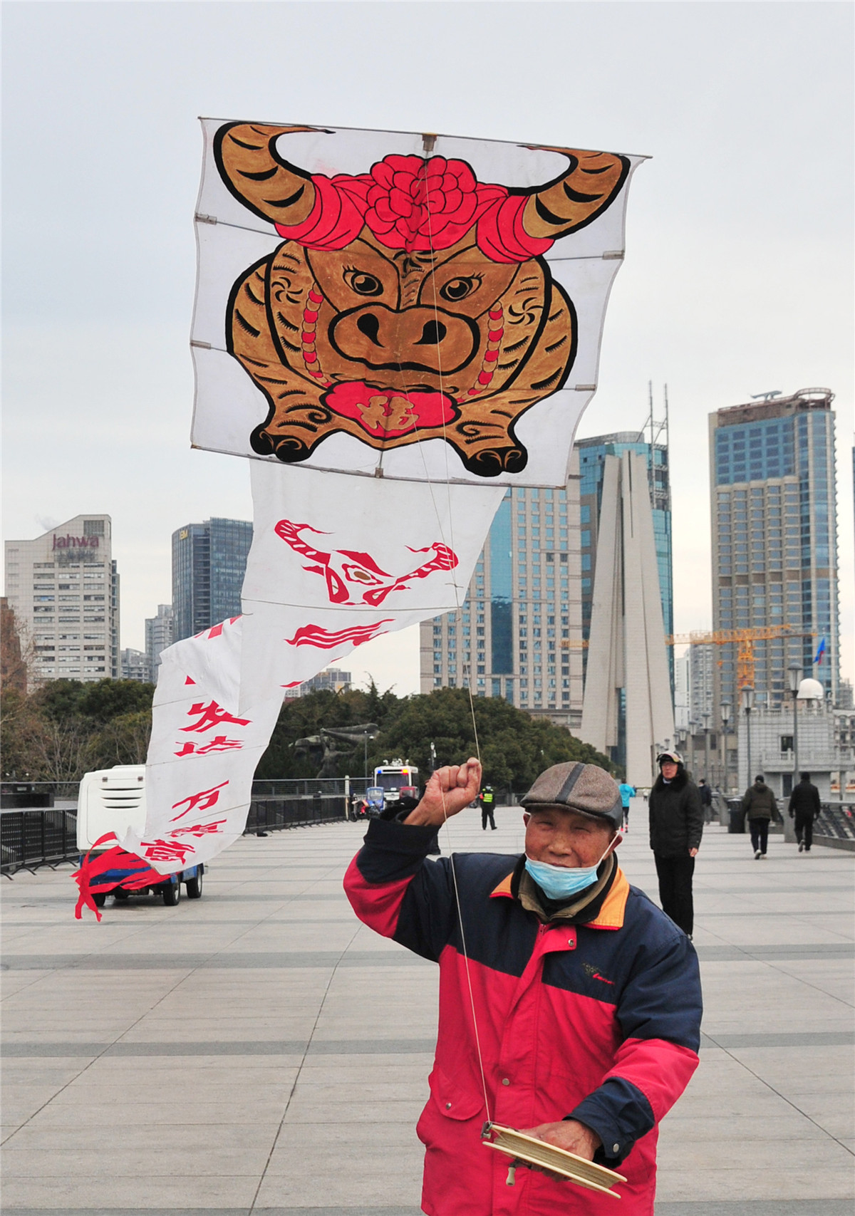 牛年新春将至,一只8米长的金牛风筝清晨出现在外滩的天空,充满年味的