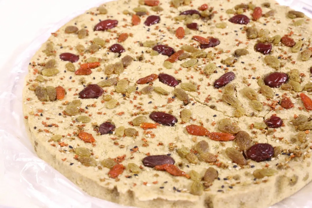 番薯庆糕,是用番薯干加上糯米,磨出番薯庆糕粉制成的,撒上一把红桂花