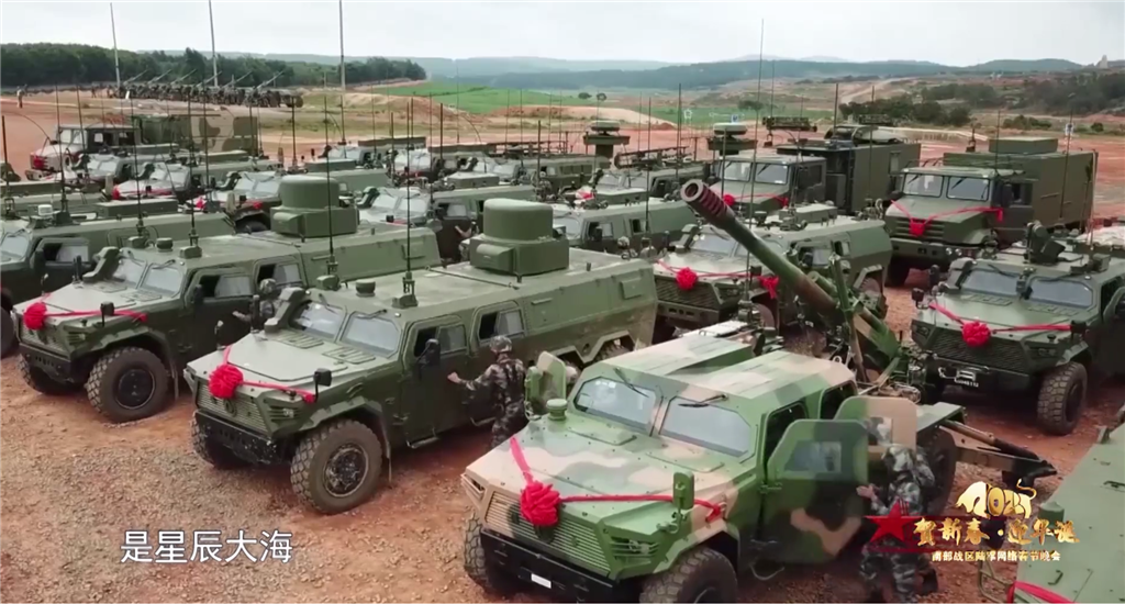 图片说明:31632部队装备授装仪式上的各型猛士