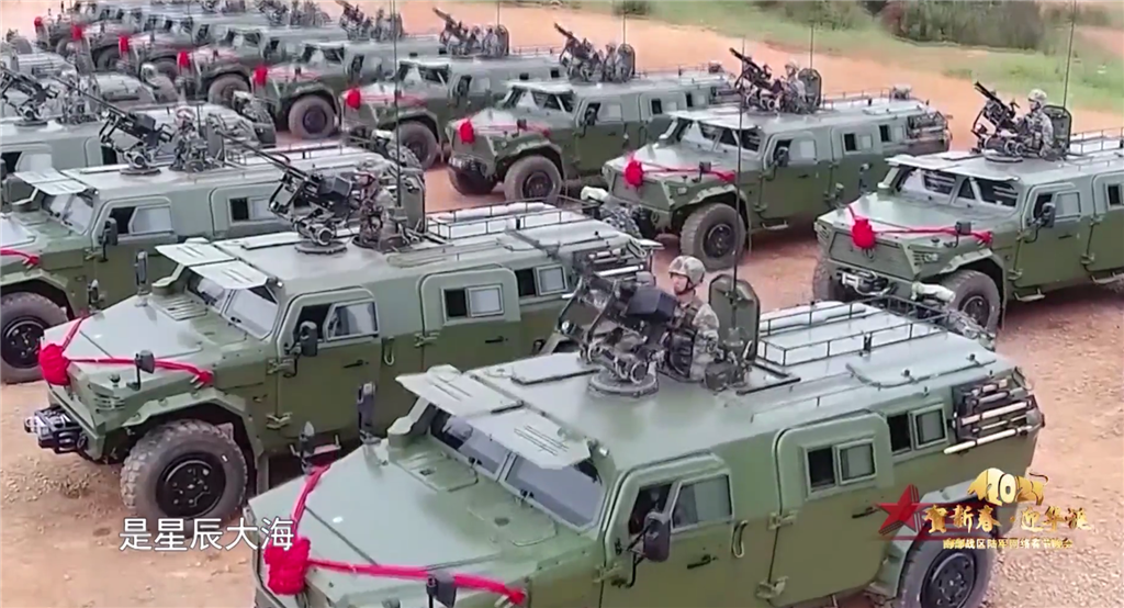 图片说明:31632部队装备授装仪式上的猛士突击车