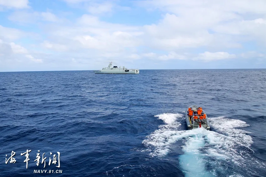 近日,南部战区海军某护卫舰支队恩施舰,永州舰解缆起航,奔赴某海域