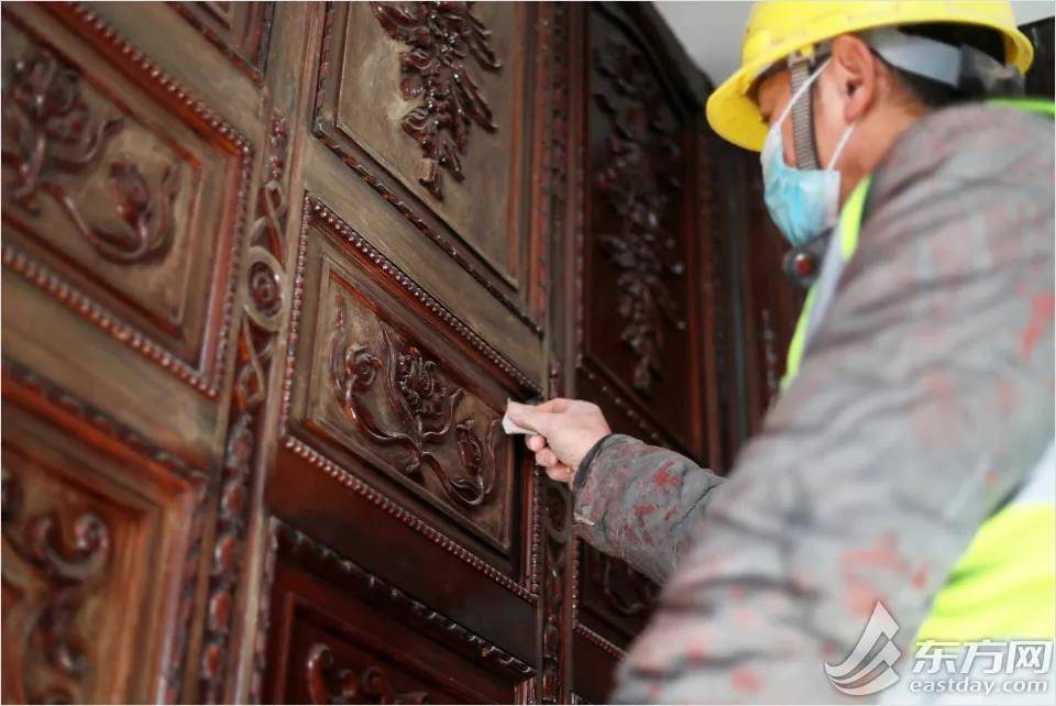 △内部修缮紧锣密鼓地进行,工人正在打磨墙裙雕花板