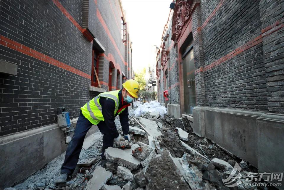 △石库门弄堂路面正在进行翻修工作