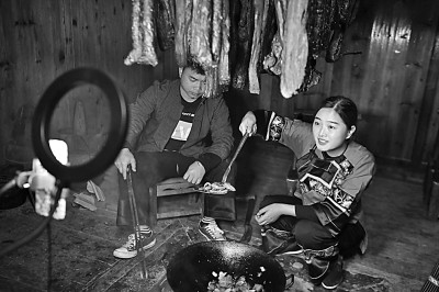 当前短视频创作正处“风口”，很多短视频博主凭借独具创意的个性化表达为众多网友追捧。 图为2020年4月26日，湖南十八洞村里的苗乡“网红”施林娇在直播中向观众展示炒好的腊肉。新华社发