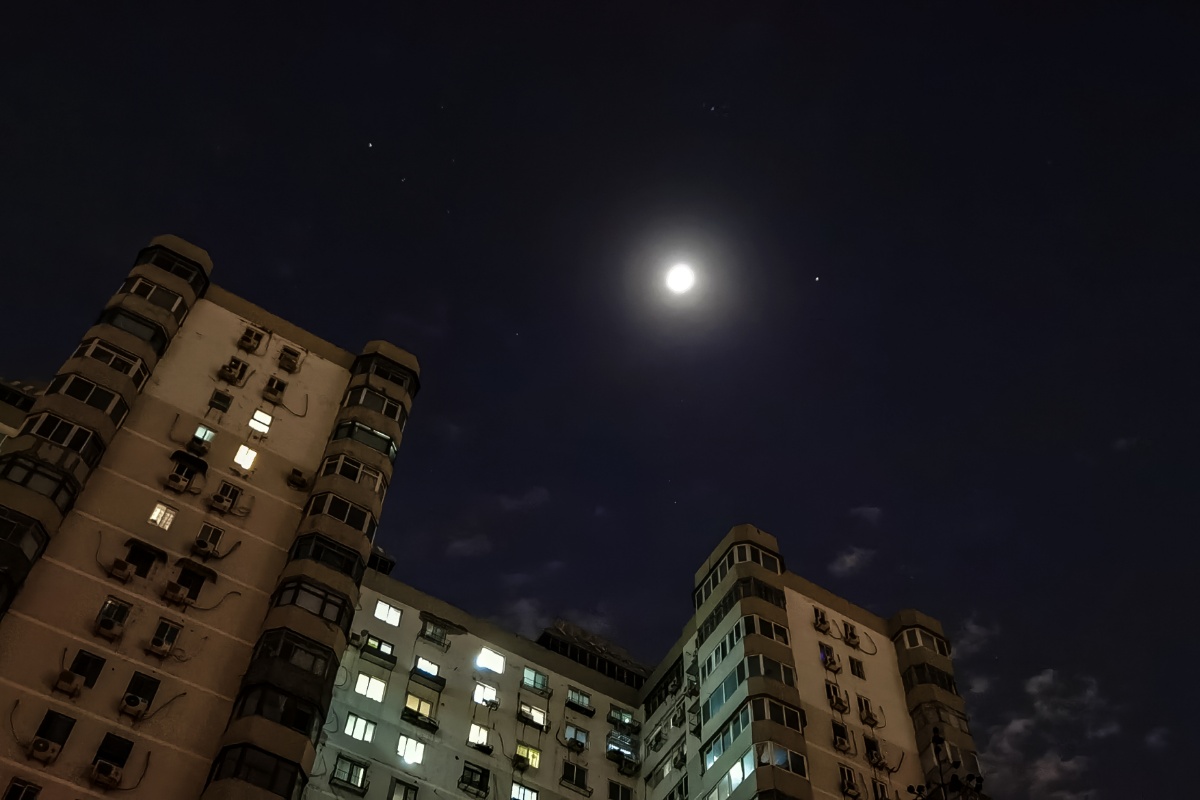 北京现罕见双星拱月天象 火星和毕宿五伴上弦月