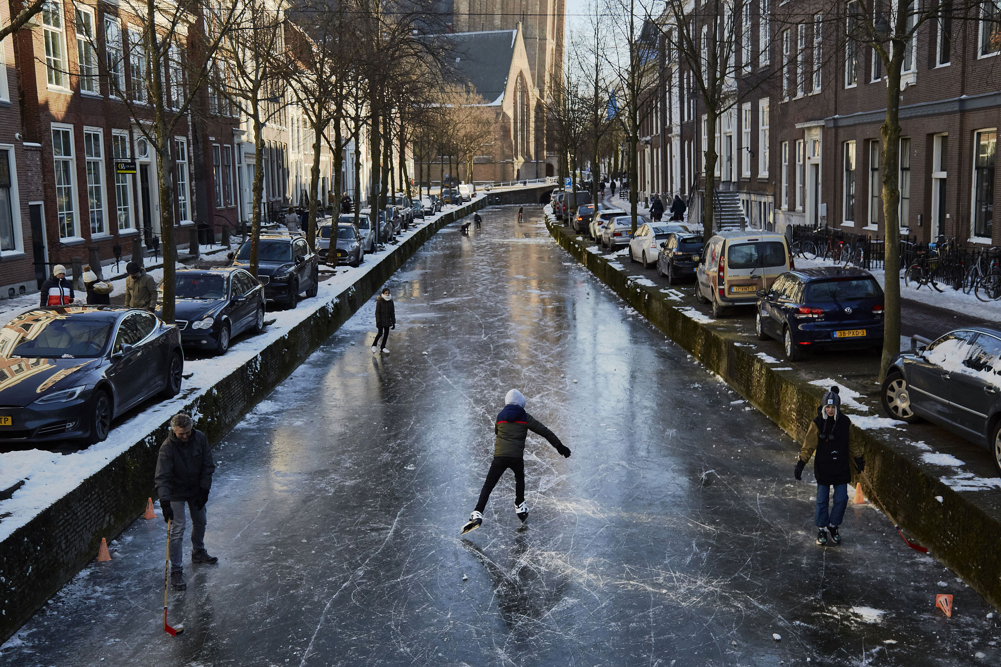 荷兰遭遇寒冷天气运河结冰 民众涌向天然滑冰场撒欢儿