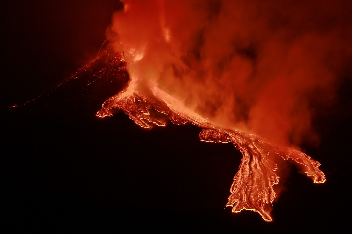 意大利埃特納火山噴發 滾燙岩漿湧出