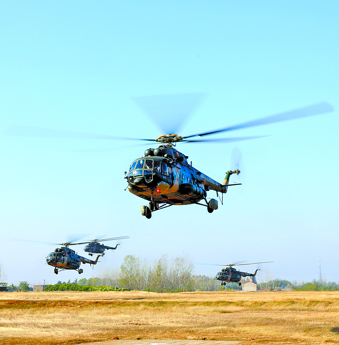 铁翼飞旋起风雷——记第72集团军某陆航旅训练