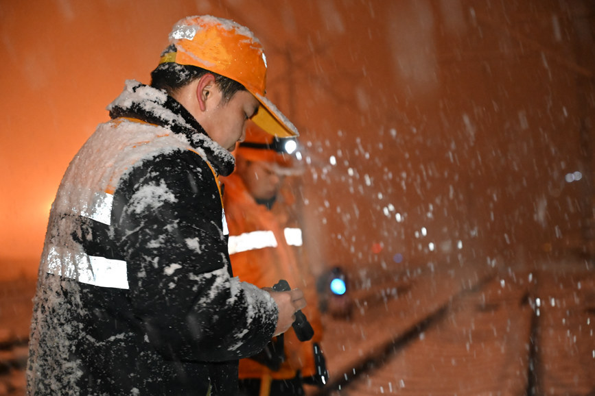 顶风冒雪保春运