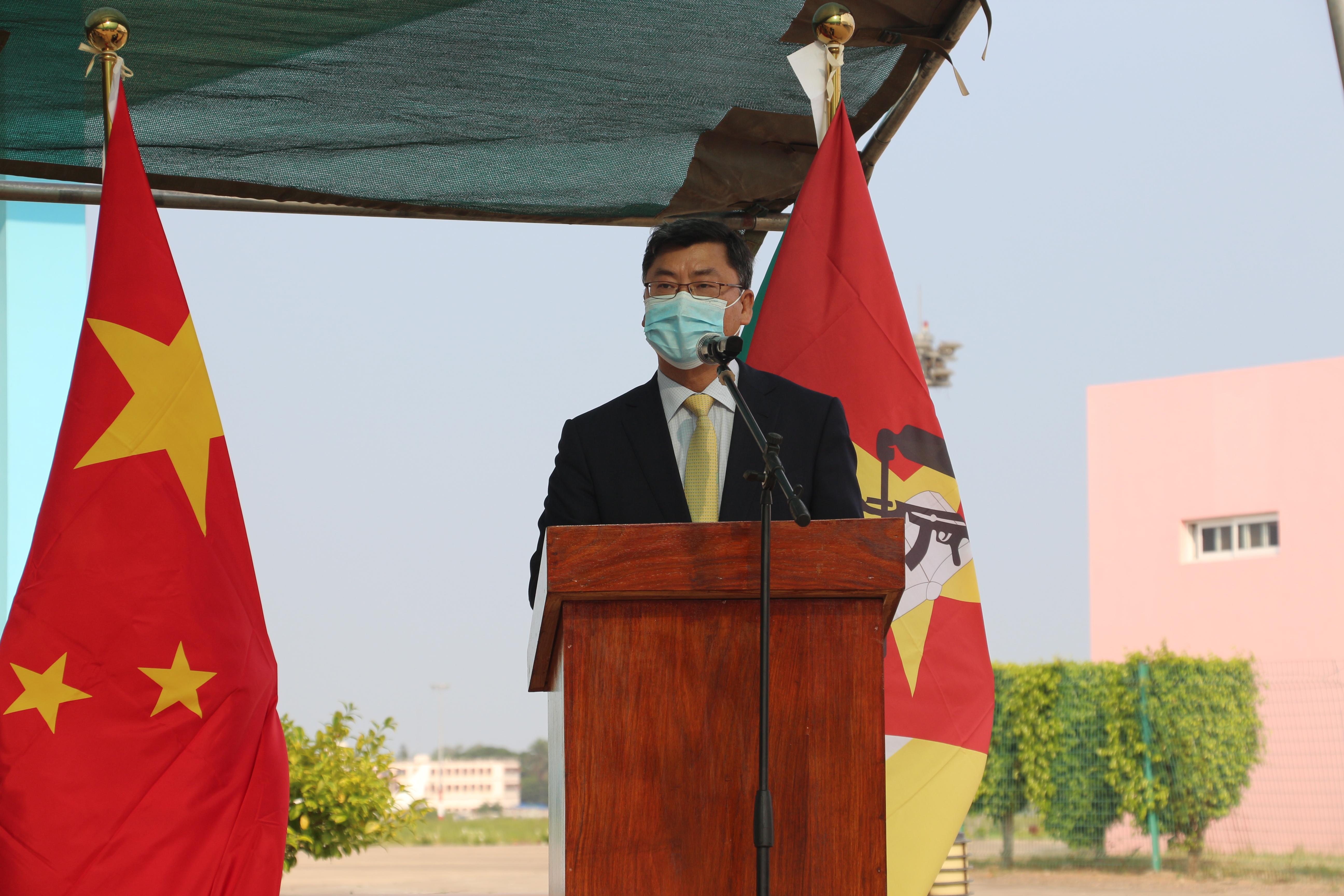 王贺军大使与莫总理多罗萨里奥共同迎接中国政府援莫新冠疫苗