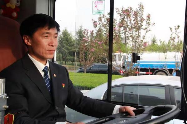 郑州205路公交车长徐亚平这样学雷锋