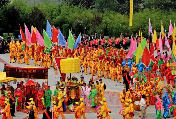 則上千人,少則幾百人,至媧皇宮祭拜女媧,全副古裝穿戴,持金瓜鉞斧朝天