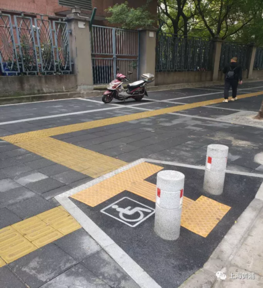 改造后的无障碍坡道坡道面层,采用了加罩彩色特种环氧防滑磨耗层,提高