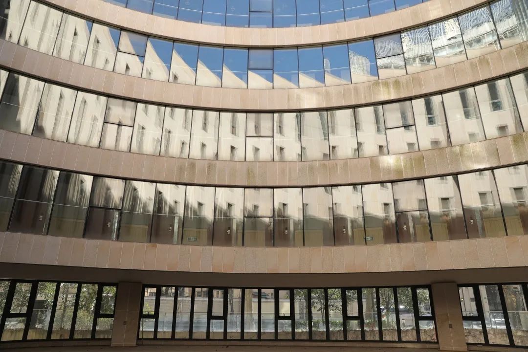 腾飞雕塑在一片绿色的点缀中更加昂扬,图书馆在一抹暖阳的照耀下无比