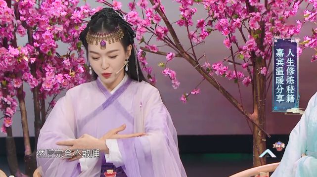 星辉娱乐近日,唐嫣作客某综艺节目节目中,以当时惊艳四方的“紫嫣”形象再度亮相,和当年相比,唐嫣的人生已然有了不小的改变,从天真烂漫的可爱少女变成了温婉大方的贤妻辣妈(图4)