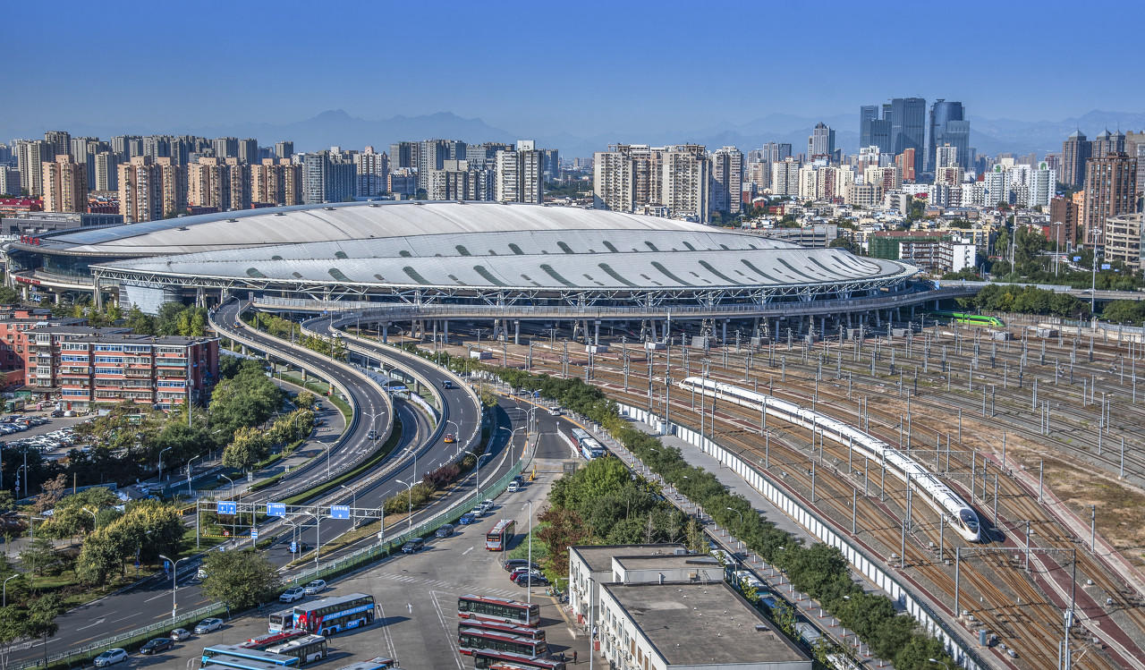 北京南站驶出的京津城际高铁cr400bf复兴号高速动车组.