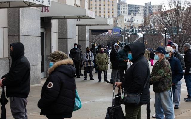 2月5日，人们在美国纽约扬基体育场外排队等待接种疫苗。新华社