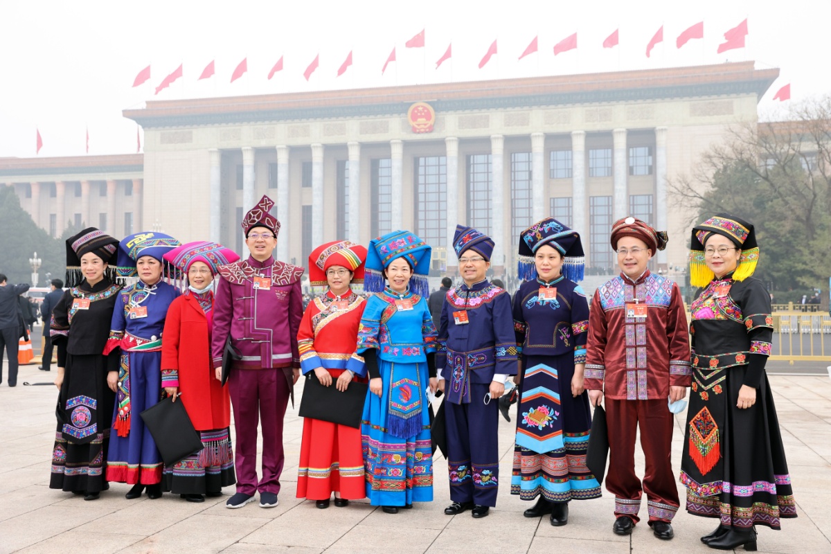 2021全国两会:少数民族女性代表委员成为人民大会堂前一道靓丽风景