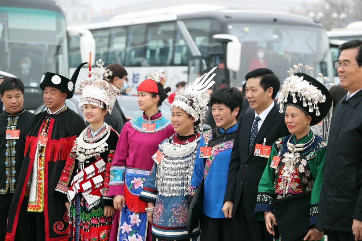 2021全国两会:少数民族女性代表委员成为人民大会堂前一道靓丽风景