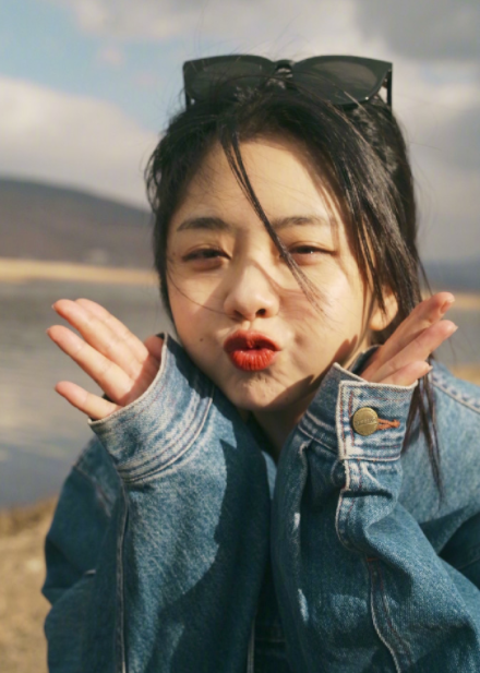 谭松韵晒海边随手拍 嘟嘴卖萌元气满满